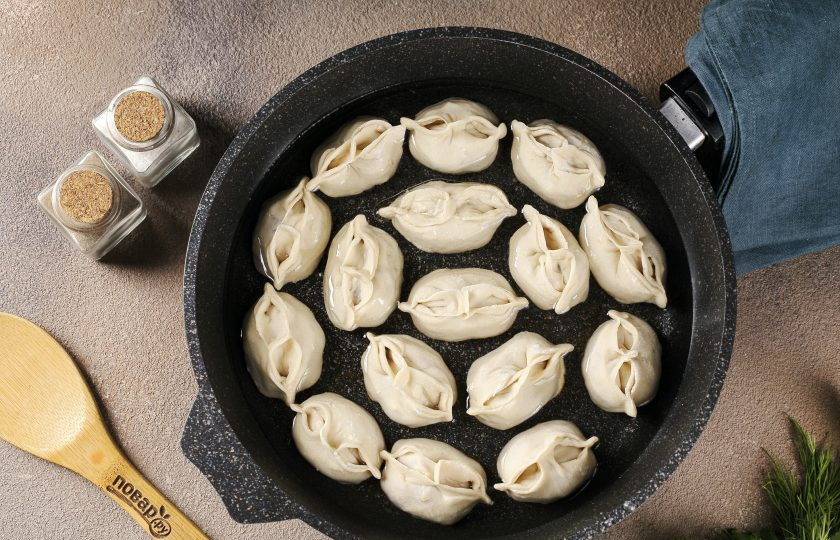 1. Этап. Манты без мантоварки: Затем залейте кипятком, чтобы вода доходила почти до половины. Накройте крышкой и на минимальном огне варите около 40 минут. Вода должна полностью впитаться.