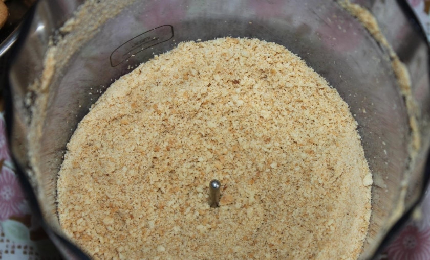 1. Этап. Пирожное Картошка со сгущенкой: 1. Перед тем, как приготовить пирожное картошка со сгущенкой, возьмите печенье (800г.) и перемелите его в крошку, воспользовавшись блендером (мясорубкой).