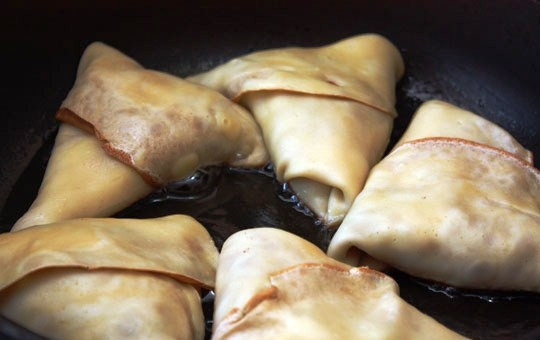 1. Этап. Блинчики со сливами: Завернутые блинчики обжариваем в небольшом количестве растительного масла до золотистости.