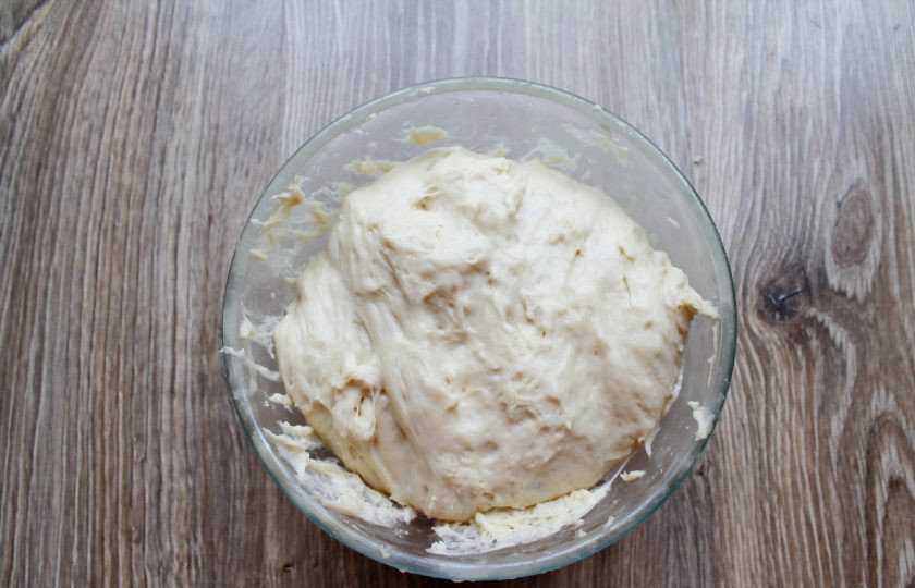 1. Этап. Ватрушки с черникой: Положите тесто обратно в миску и поставьте в мультиварку при температуре 40 градусов для расстойки в течение 40 минут, с закрытой крышкой.