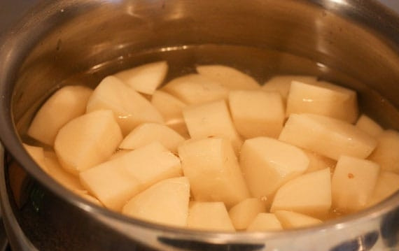 1. Этап. Начинка из картошки для пирожков: 1. Очистите картошку и нарежьте ее кусочками, затем поместите в кастрюлю и залейте водой. Отварите картошку до готовности, а затем слейте воду.