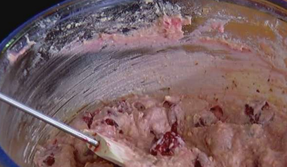 1. Этап. Миндальный пирог с вишней: Взбивая, вводим яйца и вливаем молоко. Засыпаем муку, соль, миндаль и разрыхлитель. Также добавляем вишню, тщательно перемешиваем.