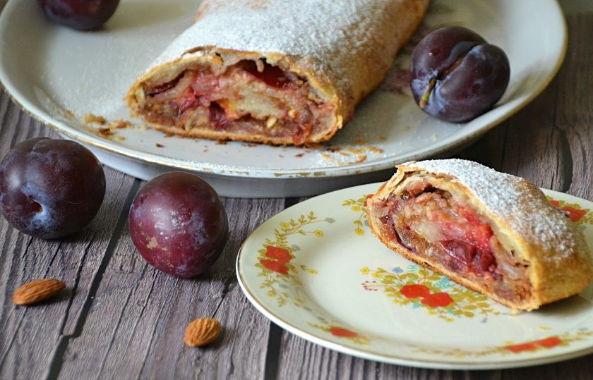 1. Этап. Штрудель со сливой: Разрежьте штрудель на порционные кусочки и наслаждайтесь замечательной летней выпечкой!