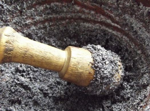 1. Этап. Кутья жидкая: Мак должен быть заранее замочен в воде на 6-8 часов. Отцедите воду и разотрите его в ступке. Когда начнет выделять «молоко», добавьте оставшийся сахар и еще раз перетрите.