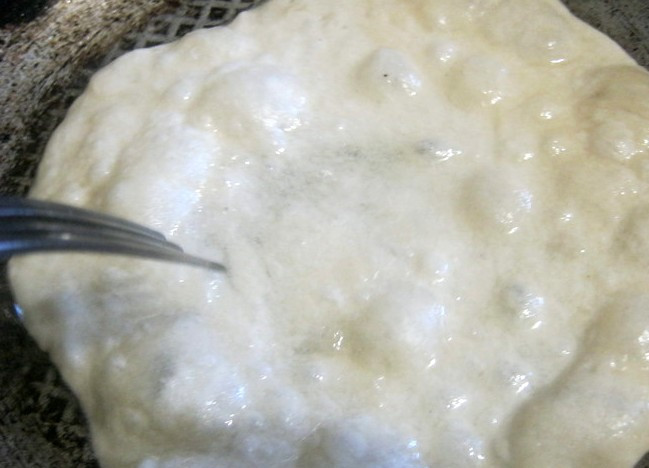 1. Этап. Шельпек: Для обжаривания нам понадобиться сковорода с толстыми стенками. Наливаем в нее растительное масло (примерно 1,5-2 сантиметра) и хорошенько его нагреваем. В кипящее масло выкладываем лепешку и обжариваем ее примерно 3-4 секунды, вращая ее по кругу при помощи вилки.