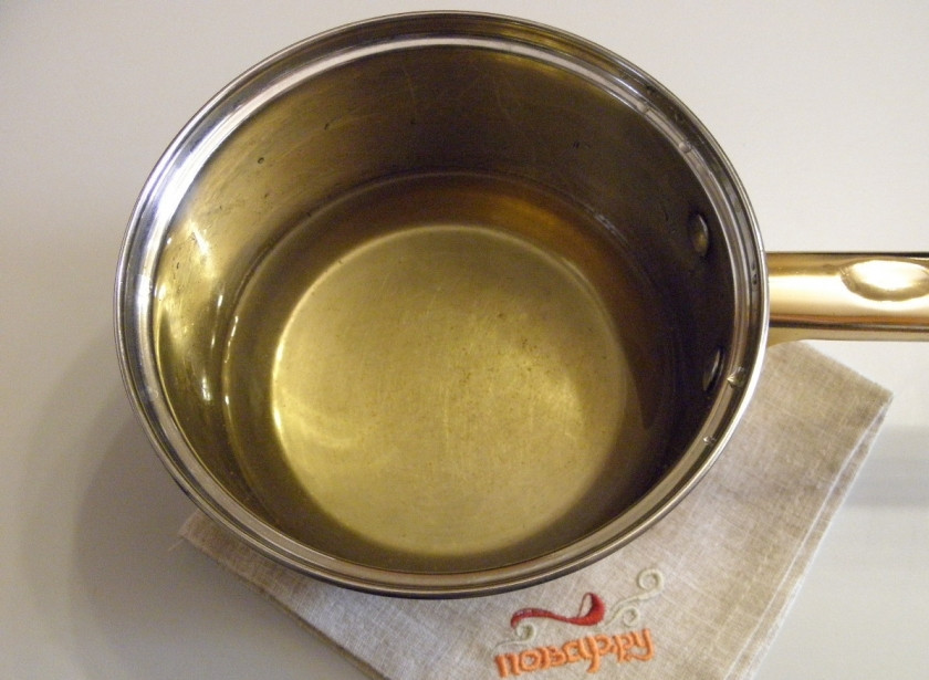 1. Этап. Варенье из акации: 2. Из сахара и воды сварите сироп. Для этого сначала влейте воду в сахар, затем поставьте посуду с водой и сахаром на плиту и, помешивая, растворите сахар.