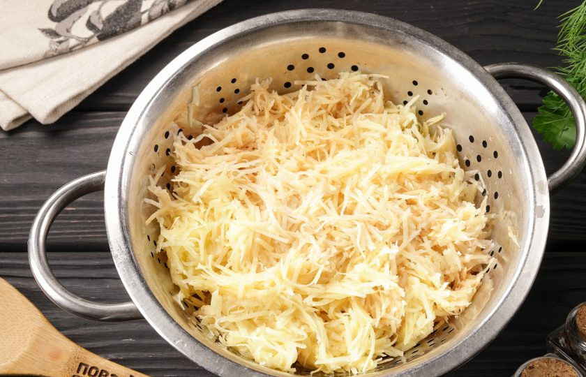 1. Этап. Колдуны с грибами: Картофель натрите на терке с мелкими ячейками. С измельченного картофеля отожмите сок в отдельную посуду.