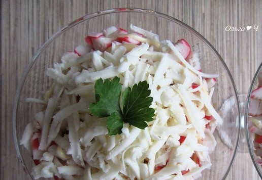 1. Этап. Салат с тунцом Зимние сказки: Украсьте листиками петрушки.