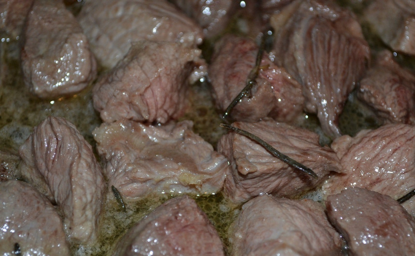 1. Этап. Говядина с шампиньонами: Не забываем помешивать.