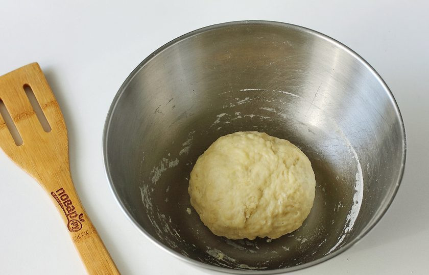 1. Этап. Штрудель с рыбой: Все перемешайте и замесите тесто. Муки может уйти чуть больше, готовое тесто не должно липнуть к рукам и в то же время должно оставаться мягким и эластичным. Соберите тесто в шар, заверните в пищевую пленку и уберите в холодильник на 30 минут.