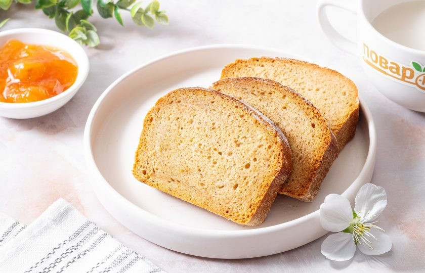 1. Этап. Постный монастырский пирог: Полностью остудите пирог, затем извлеките из формы и нарежьте на кусочки. Постный монастырский пирог готов, приятного вам аппетита!