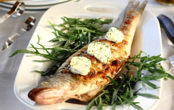 1. Этап. Судак на гриле: Через полчаса наш судак приготовится! Подаем его с кусочками масляной массы. Приятного аппетита, дорогие мои гурманы!