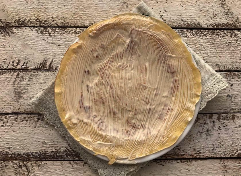 1. Этап. Блинчики с корейской морковью: Возьмите блинчик, смажьте его майонезом.