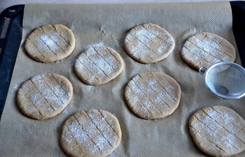 1. Этап. Ржаные лепешки на закваске: Этот шаг необязательный, но можно перед выпечкой слегка припорошить лепешки ржаной мукой. Выпекайте лепешки в предварительно разогретой духовке до 180 градусов примерно 20 минут.