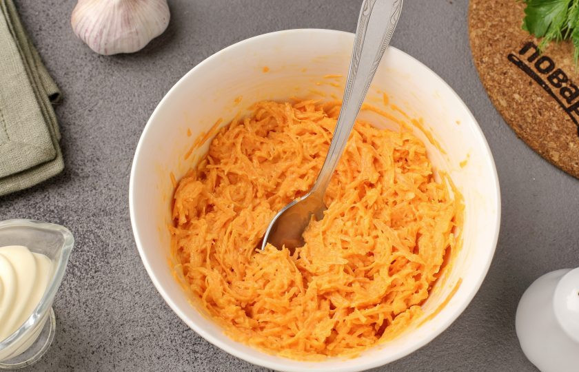 1. Этап. Салат из морковки с чесноком и майонезом: Хорошо перемешайте. Салат из моркови с чесноком готов.