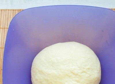 1. Этап. Тесто на плюшки: 4. Тесто получается мягким. Оставляем его в тепле на один час.