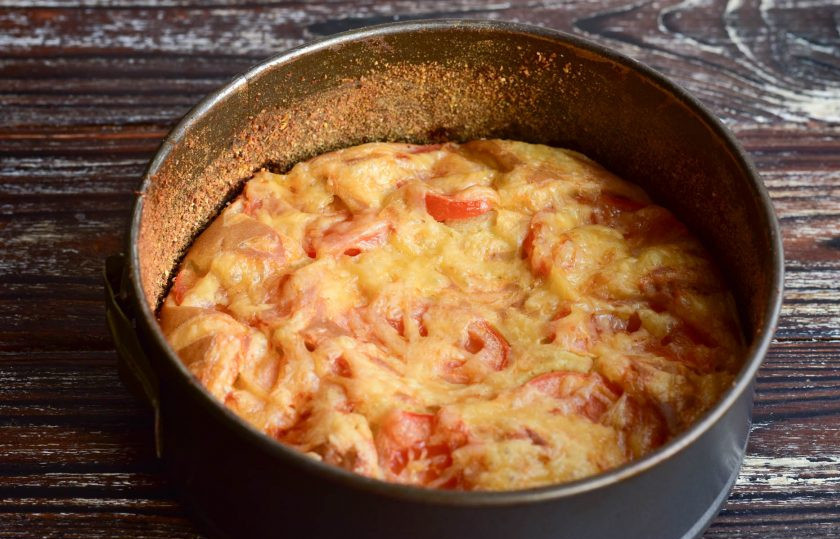 1. Этап. Заливной пирог с помидорами и сыром: Отправьте пирог в разогретую до 190 градусов духовку на 25-35 минут.