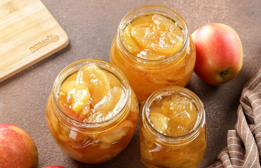 1. Этап. Варенье из яблок в сиропе: Разложите варенье в стерилизованные банки и закрутите крышками. Варенье из яблок в сиропе готово. У меня получилось две баночки объёмом 500 мл. и 1 баночка 250 мл.