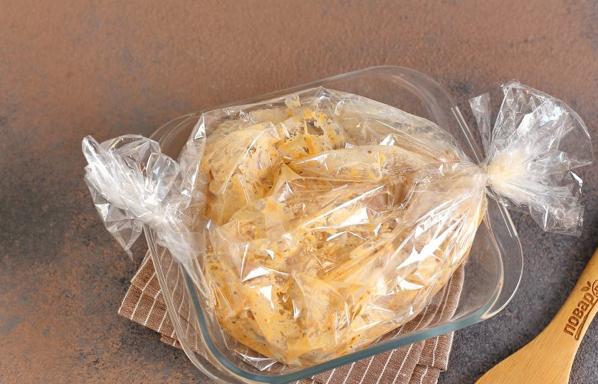 1. Этап. Кролик в собственном соку: Затем переложите кролика в рукав для запекания, концы завяжите, а рукав проткните в нескольких местах для выхода пара. Готовьте мясо в духовке при температуре 200 градусов 60 минут. В процессе выделится много жидкости и кролик будет готовиться в собственном соку. Готовность мяса можно проверить ножом.