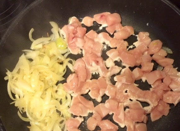 1. Этап. Кесадилья с курицей и грибами: Подрумяньте на разогретой сковороде лук около двух минут, затем добавьте филе и обжарьте еще минуты 4.