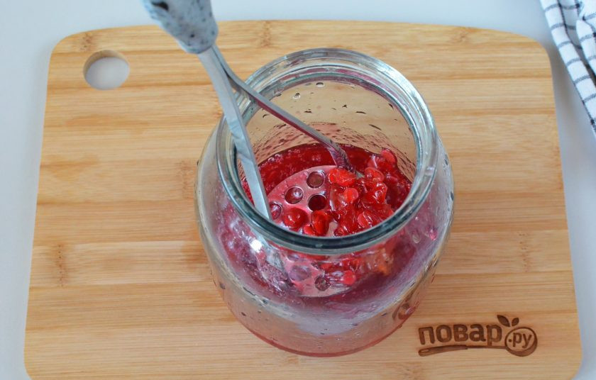 1. Этап. Ликер из калины: Возьмите чистую литровую банку. Ягоды калины хорошо вымойте, снимите с веточек, выложите в банку и толкушкой раздавите.