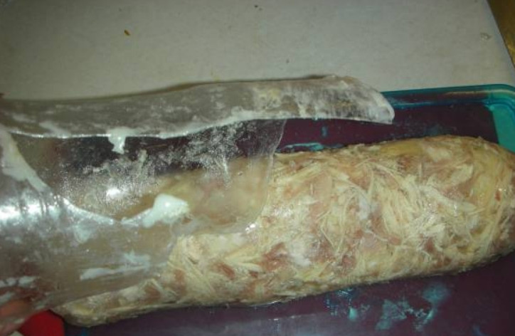 1. Этап. Холодец в бутылке: Перед подачей на стол, при помощи острого ножа, осторожно удаляем пластиковую бутылку.