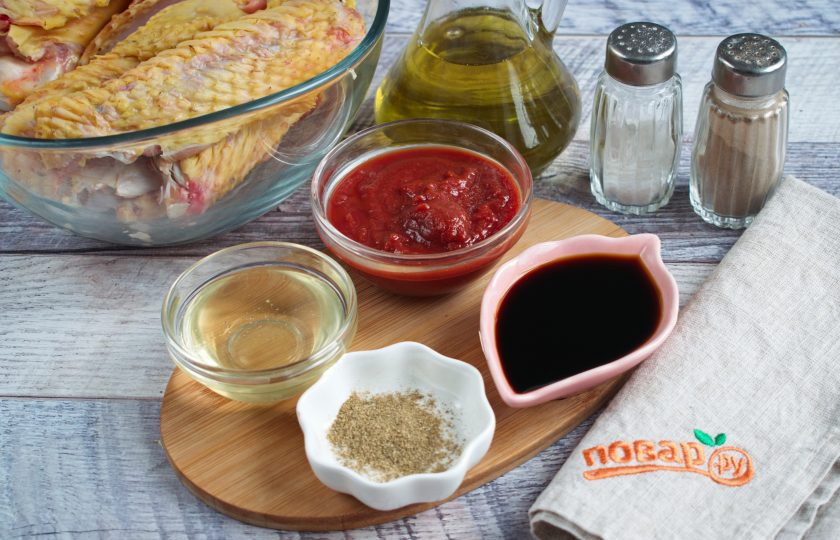 1. Этап. Маринад барбекю для курицы: Для маринада нам понадобятся мед, соевый соус, томатный соус.