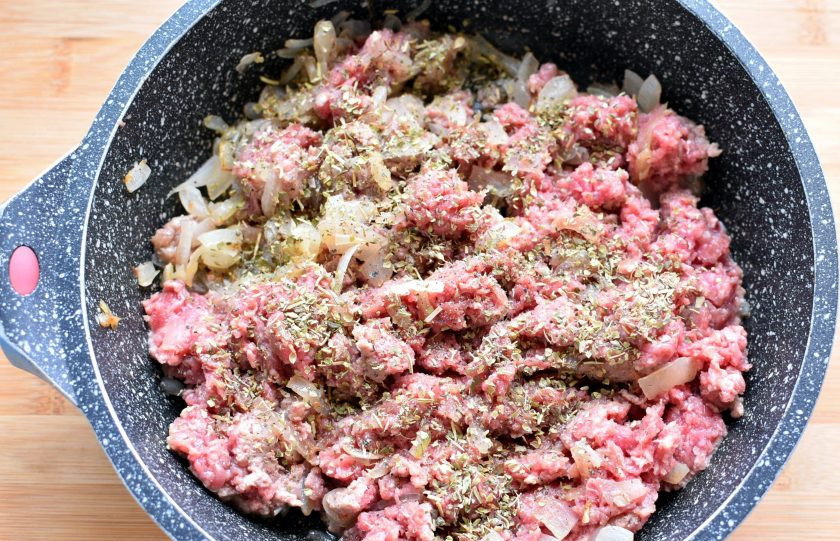 1. Этап. Фаршированные сладкие перцы с итальянской пастой орзо: Лук нашинкуйте потоньше и прогрейте его в масле до прозрачности. Затем добавьте фарш и жарьте, помешивая, до рассыпчатости и легкого румянца.