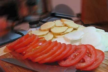 1. Этап. Кета в духовке: Помидоры помойте. Репчатый лук и картофель почистите. Нарежьте ломтиками.