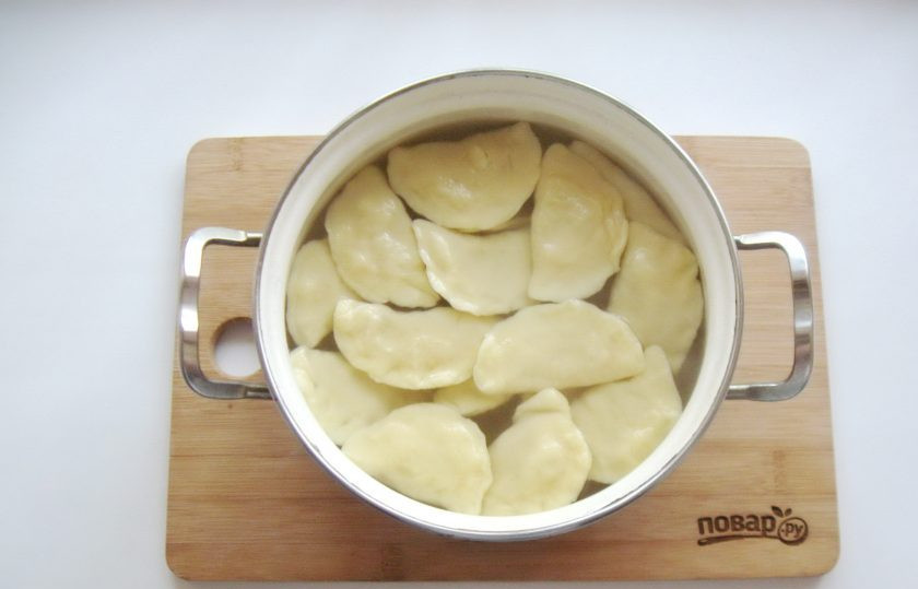 1. Этап. Вареники на минеральной воде: В кипящую, подсоленную воду выложите вареники, перемешайте, чтобы они не прилипли ко дну. Когда вареники всплывут, варите их 5-6 минут и доставайте из кастрюли.