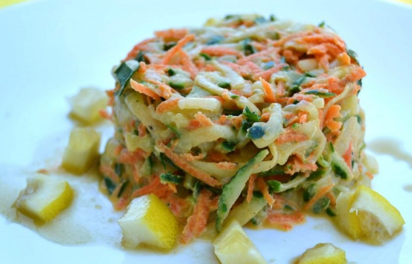 1. Этап. Салат из огурца и моркови: 8. Полейте салат приготовленной заправкой из лимонного и огуречного сока. Подавайте салат сразу.