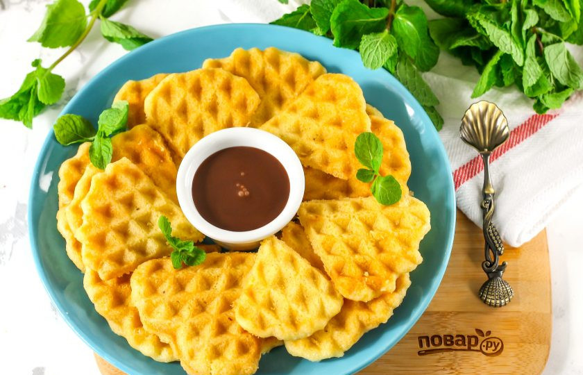 1. Этап. Кето-вафли: Готовые кето вафли подайте к столу. В горячем виде они будут мягкими, как остынут — станут хрустящими и ломкими. Не забудьте про шоколадный топпинг, джем или крем.