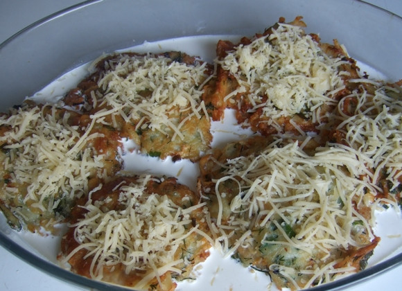 1. Этап. Мясо в сливках в духовке: Посыпаем сыром мясо в сливках.