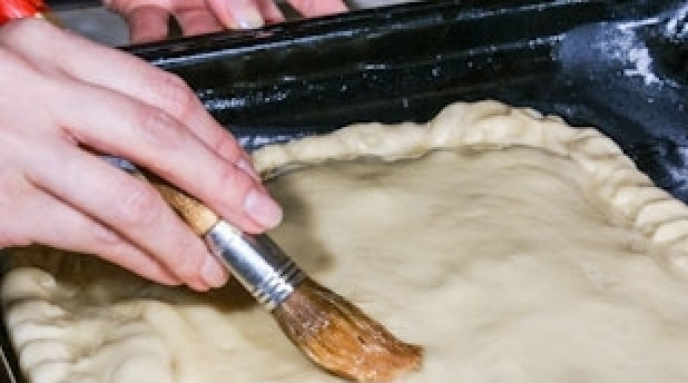 1. Этап. Пирог с опятами: 8. Края защипываем пальцами таким образом, чтобы во время запекания создался красивый рельеф. Поверхность будущего пирога смазываем взбитым яйцом, протыкаем вилкой в нескольких местах, для того чтобы выходила избыточная влага. Ставим форму в разогретую до 180 градусов духовку и выпекаем 40 минут.