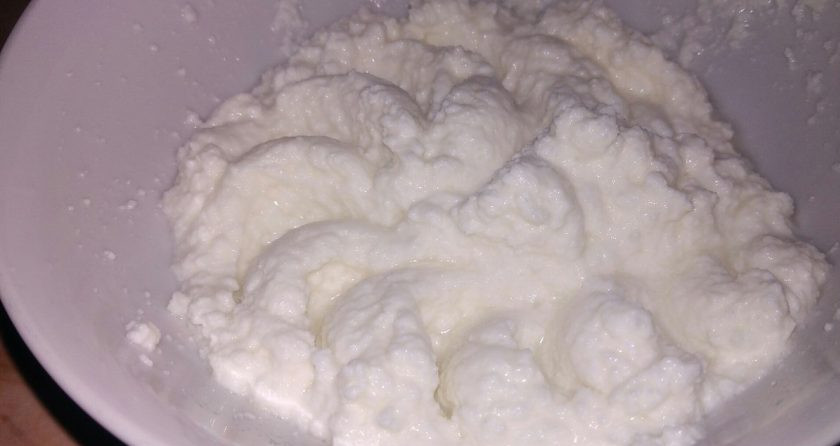 1. Этап. Домашний творожок из кефира 2,5%: 7. Добавьте сахар и можно немного сыворотки или молока, чтобы творожок был мягче. Я готовила для ребенка, поэтому протирала через ситечко (можно измельчить блендером, если большее количество).