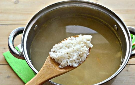 1. Этап. Уральские щи: 4. Промойте рис и отправьте его в суп, когда капуста станет мягкой.