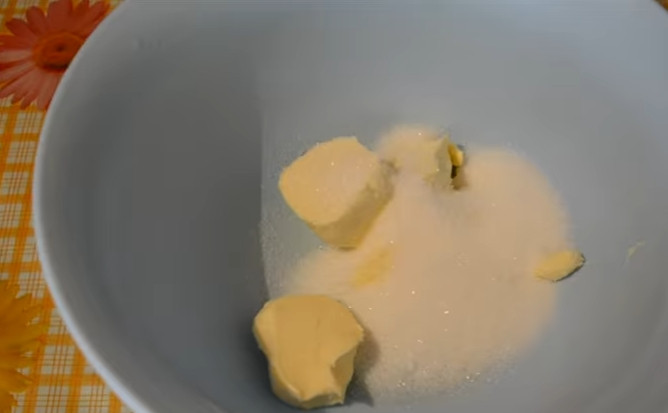 1. Этап. Пирог с абрикосами (простой и вкусный): 1. В миску кладем размягченное сливочное масло, добавляем сахар, ваниль, щепотку соли. Перемешиваем все миксером.