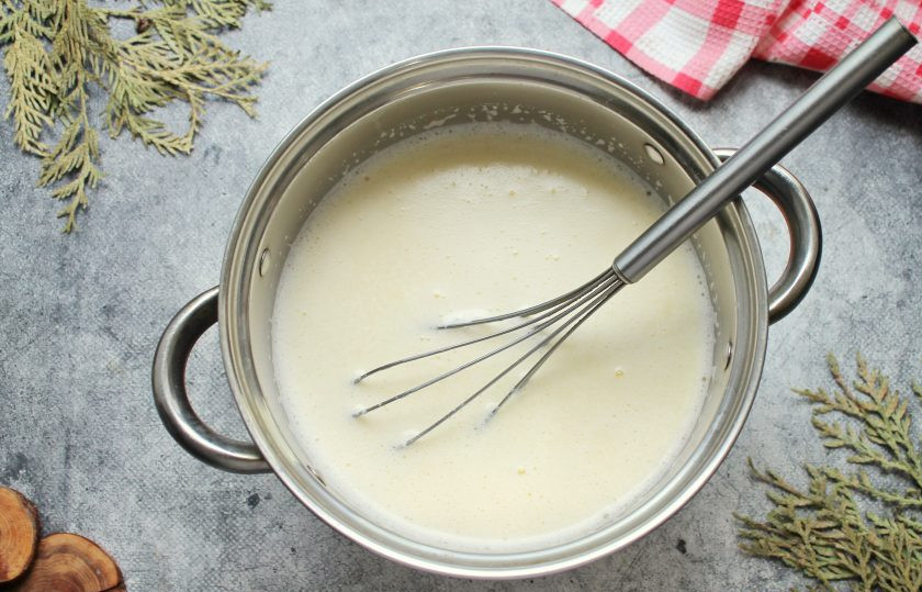 1. Этап. Домашний сыр из молока и кефира: Молоко налейте в кастрюлю с толстым дном и доведите до кипения на среднем огне. Мешая молоко, струйкой влейте кефирную массу. Перемешайте до однородности.