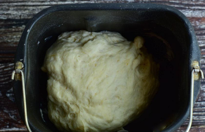 1. Этап. Тесто для курника в хлебопечке: Когда хлебопечка подаст звуковой сигнал, тесто будет готово.