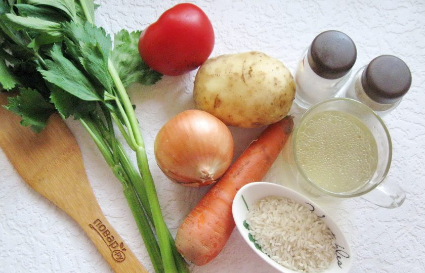 1. Этап. Куриный суп с сельдереем и рисом: Подготовьте ингредиенты для приготовления супа.