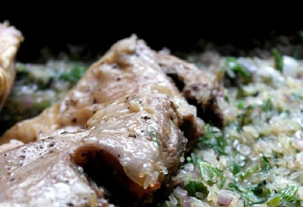 1. Этап. Мясо козы без запаха: Когда козлятина будет практически готова, выложите к ней рис и дайте потушиться еще пару минут. Подавайте в горячем виде.