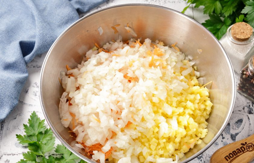 1. Этап. Ханум с овощами: Для начинки лук и картофель нарежьте мелкими кубиками, чем мельче получится, тем лучше. Морковь натрите на мелкой тёрке.