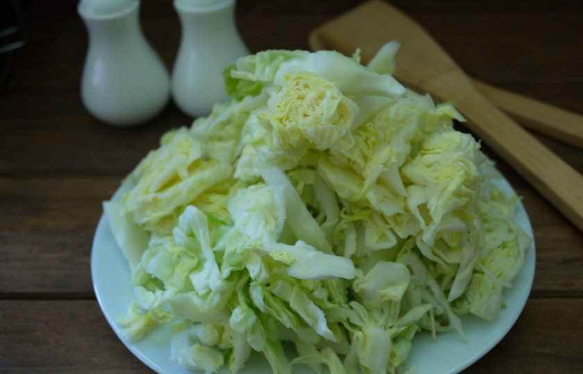1. Этап. Рагу из кабачков и капусты: Капусту молодую нашинковать тонкой соломкой.