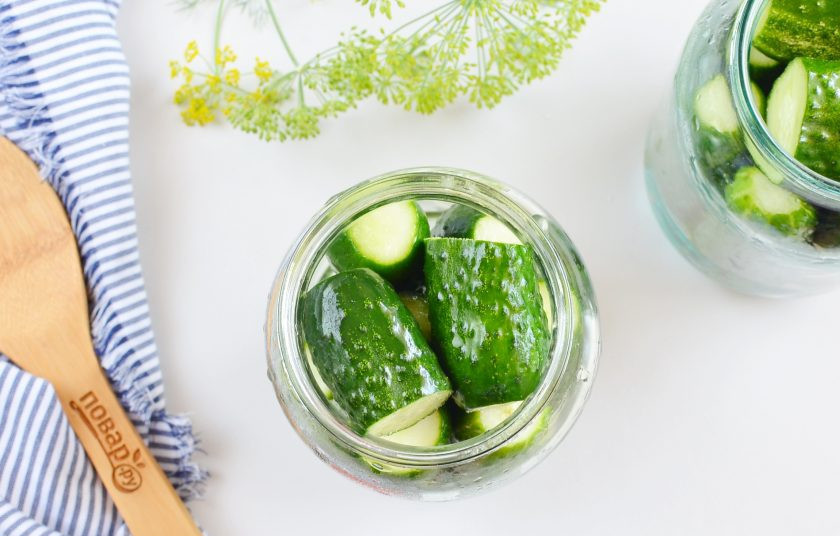 1. Этап. Маринованные огурцы в литровых банках: Наполните баночки огурцами, у меня крупные огурчики, поэтому пришлось сверху дополнить половинками.