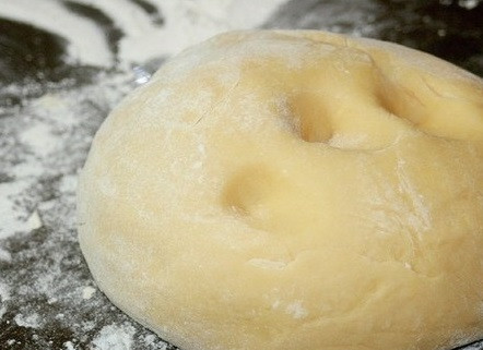 1. Этап. Печенье через мясорубку с маргарином: Постепенно вводим в тесто муку. Вначале перемешиваем ложкой, когда станет тяжело, месим тесто руками. Оно не должно быть липким. Если тесто липнет к рукам, то надо добавить еще муки.