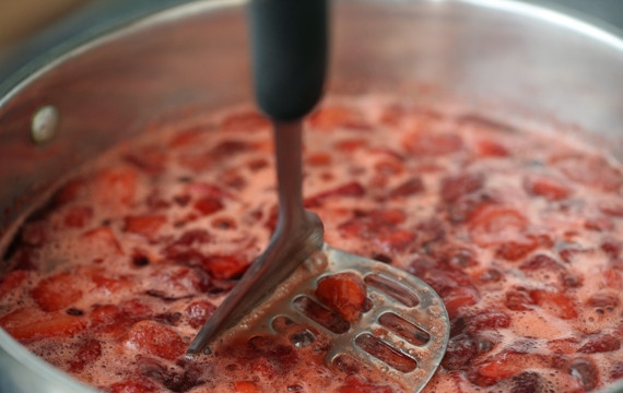 1. Этап. Джем без сахара: 6. Когда ягоды станут мягкими, используя лопатку для картофельного пюре, помните их.