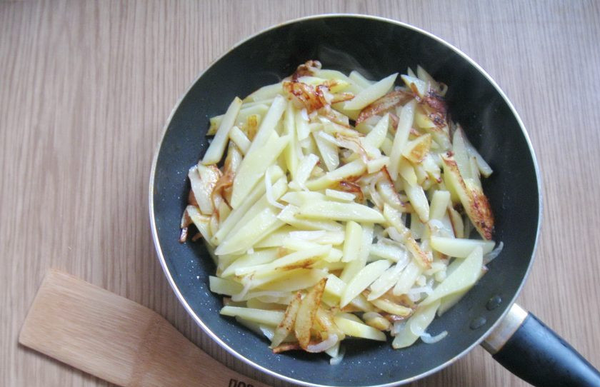 1. Этап. Картошка жареная с луком и чесноком: Жарьте картошку на среднем огне, периодически перемешивая.