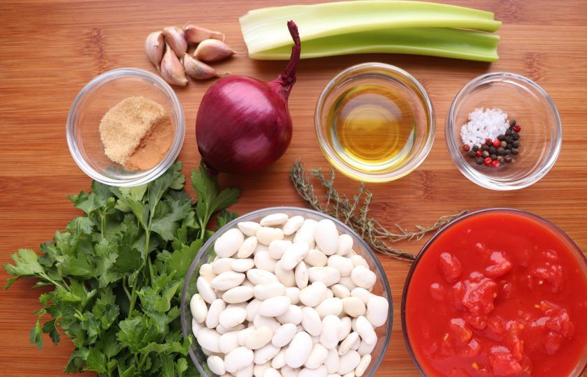 1. Этап. Фасоль по-гречески: Подготовьте все необходимые ингредиенты. Фасоль необходимо замочить накануне вечером в большом объеме чистой холодной воды.