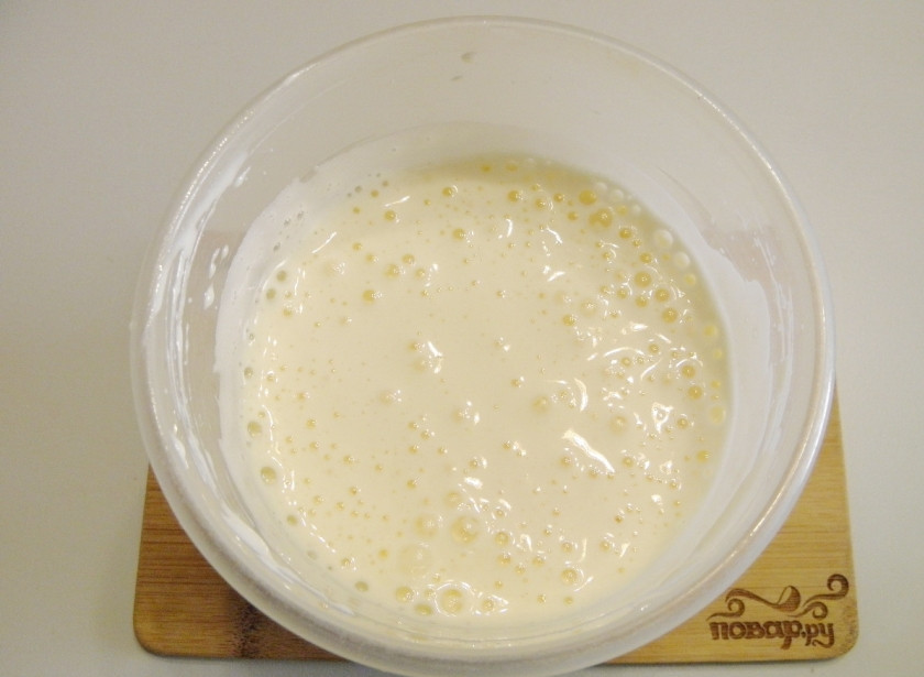 1. Этап. Шарлотка с ягодами: Взбивайте на максимальных оборотах до тех пор, пока масса не станет пышной, густой и не увеличится в три-четыре раза.