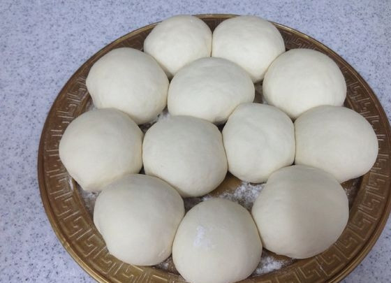 1. Этап. Сербский хлеб: 7. Оставьте шарики в теплом месте. Они должны вырасти вдвое.